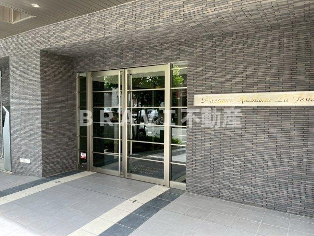 プレサンス北浜ラ・フェスタ　BRAVI不動産のエントランス|【プレサンス北浜ラ・フェスタ】毎日通るエントランスはこのようになっています