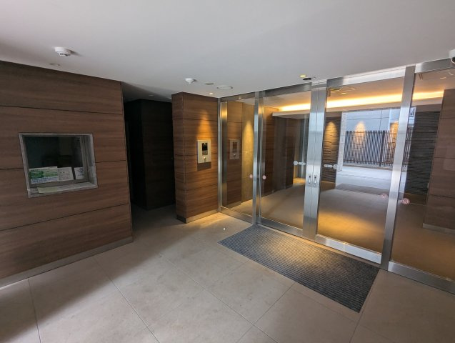 プレジール入谷のエントランス