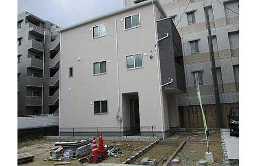 庚午中１丁目の新築一戸建て３号棟の外観|(9)３階建ての４ＬＤＫ◇対面式キッチンは家族の会話が弾みますね♪