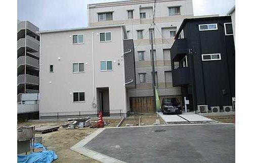 庚午中１丁目の新築一戸建て３号棟の前面道路含む現地写真|(9)３階建ての４ＬＤＫ◇対面式キッチンは家族の会話が弾みますね♪
