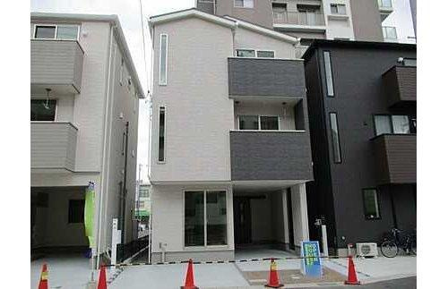 庚午中１丁目の新築一戸建て３号棟の外観|(3)３階建ての４ＬＤＫ◇対面式キッチンは家族の会話が弾みますね♪