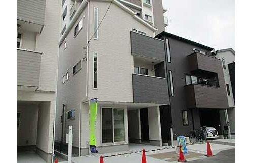 庚午中１丁目の新築一戸建て３号棟の外観|(3)３階建ての４ＬＤＫ◇対面式キッチンは家族の会話が弾みますね♪