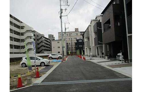 庚午中１丁目の新築一戸建て３号棟の前面道路含む現地写真|(3)庚午小学校・庚午中学校徒歩圏内でお子様を近くに感じられます☆