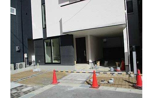 庚午中１丁目の新築一戸建て３号棟の外観|(7)３階建ての４ＬＤＫ◇対面式キッチンは家族の会話が弾みますね♪