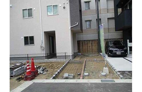 庚午中１丁目の前面道路含む現地写真|(9)３階建ての４ＬＤＫ◇対面式キッチンは家族の会話が弾みますね♪