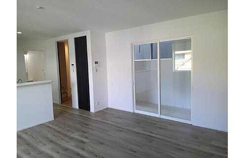 佐伯区三筋2丁目の居間・リビング|（６）外の目線が気にならない２階ＬＤＫ♪洗濯干しに便利なサンルームを備えた３階建