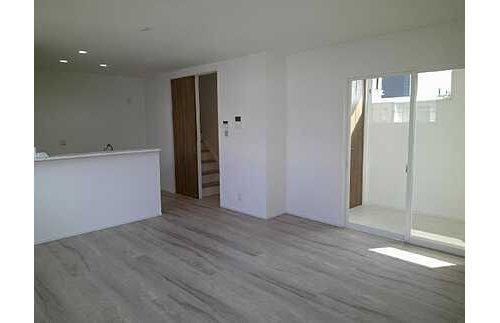 佐伯区三筋2丁目の居間・リビング|（5）家族の顔をみながら家事がはかどる対面式キッチン