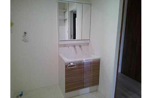 佐伯区三筋2丁目の洗面所|（5）外の目線が気にならない２階ＬＤＫ♪洗濯干しに便利なサンルームを備えた３階建