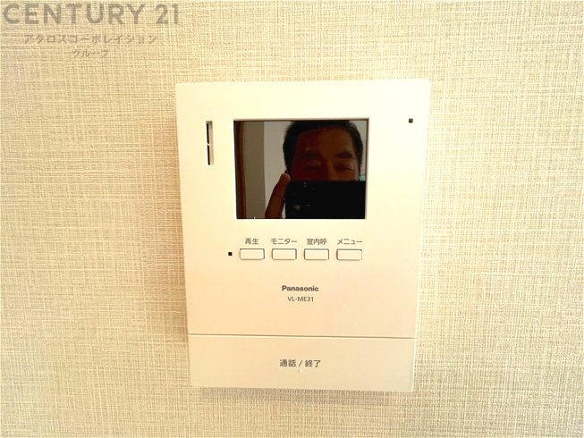 訪問者が来たときにテレビ画面で確認できるため、安心してドアを開けられます。録画機能があるものもあり、留守中に来訪者を記録しておくことができます。利便性が高く、セキュリティ面でも安心です