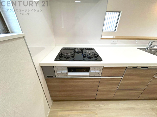 多数の調理器具を同時に使用でき、料理の効率化が可能。省エネで節約になり、様々な料理スタイルに適応できます。また、火力調整が独立しており、手入れや掃除もしやすく、今よりもっとお料理が楽しくなるかも。
