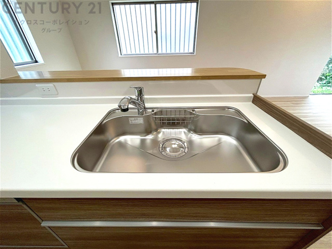 大きなシンクでお鍋などの大きな調理器具を洗う際にも便利です。
