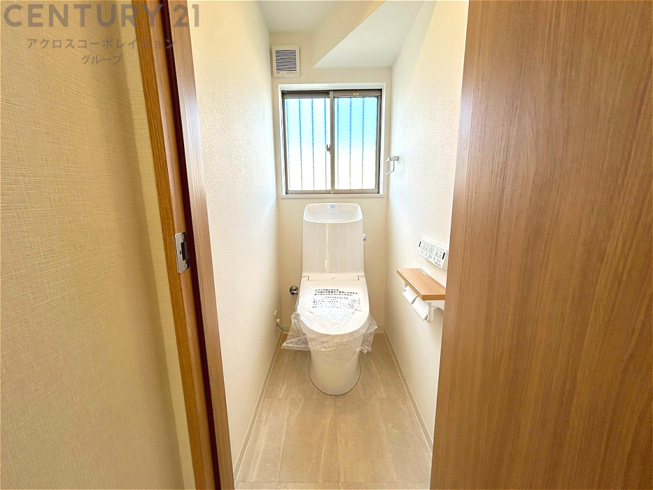 温水洗浄便座付トイレは温水洗浄機能により、暖かい水でおしりを洗浄することができ、冷たい水を使う従来の便座に比べ、温水洗浄機能で暖かいトイレを提供し、快適な使用を可能にします。