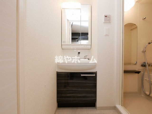 ファステート大阪上本町ソーレの独立洗面台|朝の支度にも助かる、独立の洗髪洗面化粧台