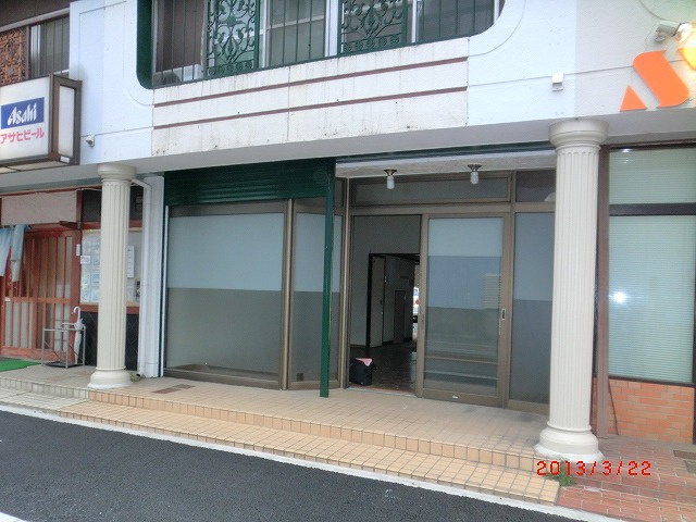 如来町３７店舗付住宅中央の玄関