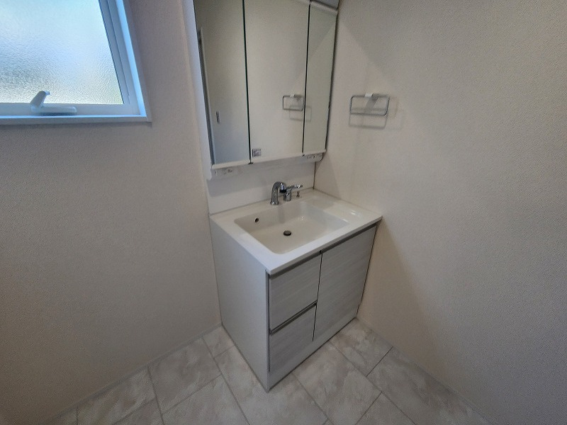 小牧市間々本町　新築戸建　2号棟の独立洗面台|独立洗面台あり、毎朝おしゃれに忙しい女性の方におすすめです