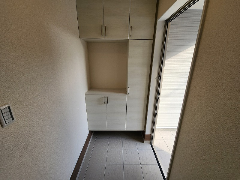 小牧市間々本町　新築戸建　2号棟の玄関|収納もある玄関です