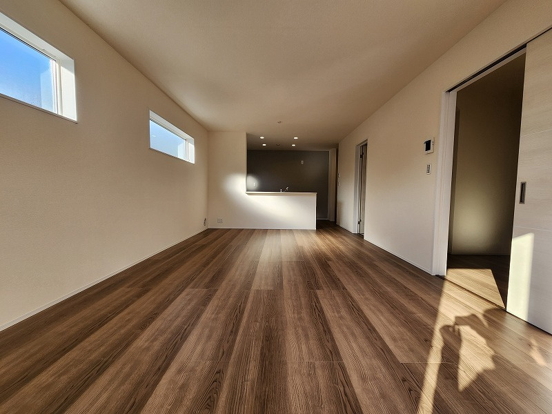 小牧市間々本町　新築戸建　2号棟の居間・リビング|明るく広々としたリビングです