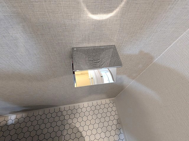 コンフォリア・リヴ根岸二丁目の設備|トイレにスマホホルダー