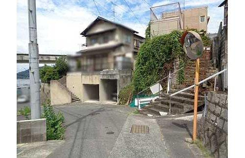 安芸郡坂町植田３丁目の前面道路含む現地写真|広々とした敷地面積約９８坪の古民家付きの土地◎解体更地渡しも可能♪