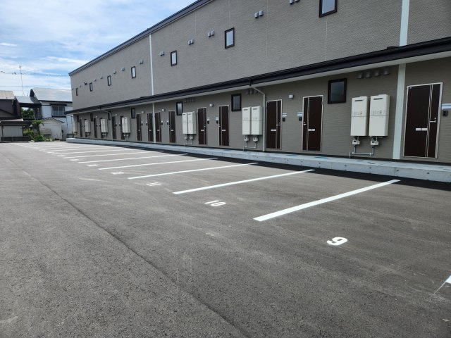 メゾンクレールの駐車場