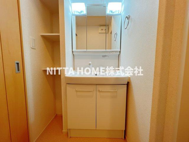 モナプラージュの洗面所|三面鏡付き洗面台もありますよ★