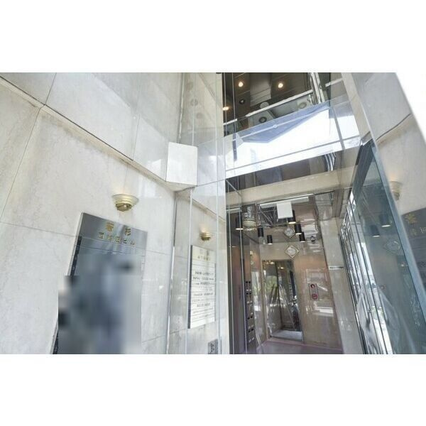 若杉西梅田ビルのエントランス