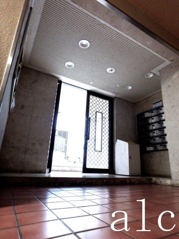 杉並区和泉１丁目の賃貸マンションのエントランス|建物の内部です