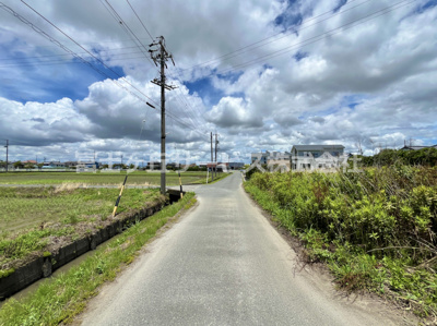 【前面道路含む現地写真】 | 磐田市豊岡　農家中古住宅倉庫蔵併設 | 前面道路含む現地写真です