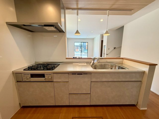 高知市一宮東町（新築）のキッチン|落ち着いた色味のキッチンで、暮らしが上品に。毎日の料理がもっと快適に