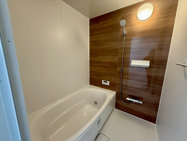 高知市一宮東町（新築）の浴室|木目調パネルが落ち着く癒しの空間。