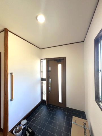 山形市大字青野鷺ヶ森1304-134の玄関|9/19撮影
ゆとりのある玄関。玄関扉は新しく、寒さ対策も◎