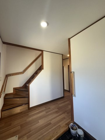 山形市大字青野鷺ヶ森1304-134の玄関|9/19撮影
木目と白がかわいらしい雰囲気です。