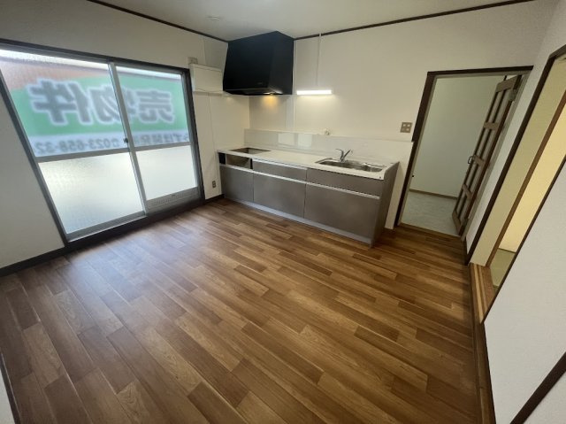 山形市大字青野鷺ヶ森1304-134の居間・リビング|9/27撮影
システムキッチンはいりました！空間を有効活用できる壁付けキッチンを採用しました◎カラーは明るく、そして高級感も感じるシルバーグレー！