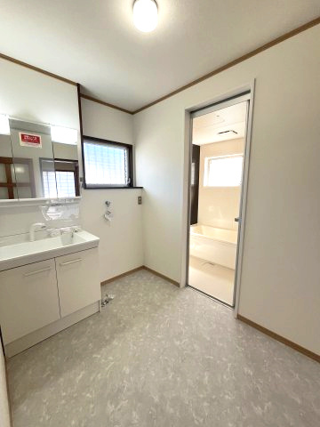 山形市大字青野鷺ヶ森1304-134のその他|9/19撮影
洗面化粧台も新品、床も貼り替えました◎