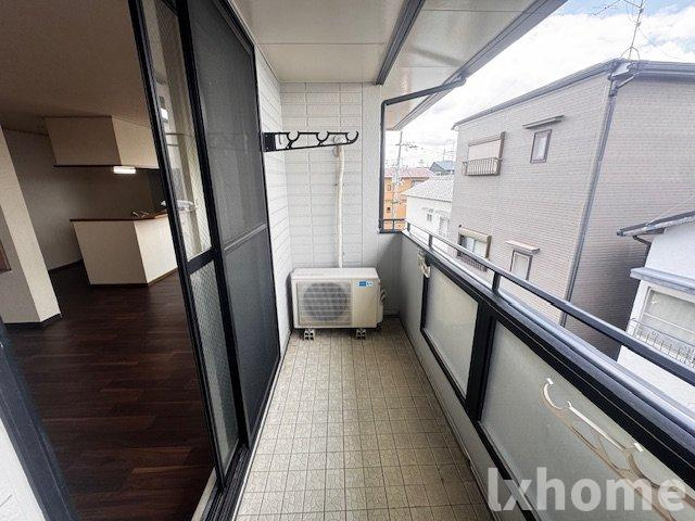 プチ・ロワイヤルのバルコニー|暖かな日差しのふりそそぐバルコニー