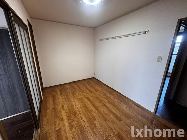 プチ・ロワイヤルの寝室|広くて明るい寝室