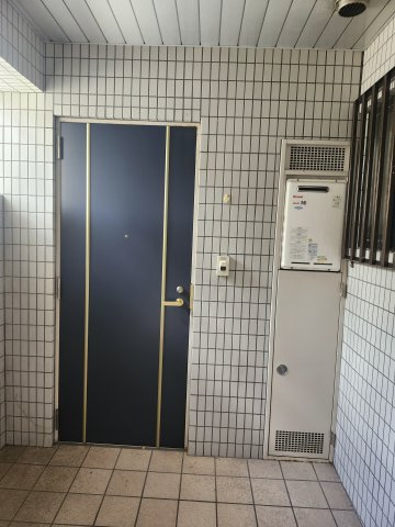 なかビルの玄関