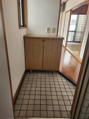 なかビルの玄関