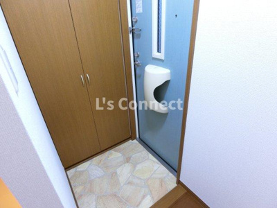 【玄関】 | リビングタウン将監Ｂ | 背の高い下駄箱で靴も収納できます。