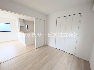 【洋室】 | 磐田市福田 5期 新築一戸建て 1号棟 | リビング横の洋室です