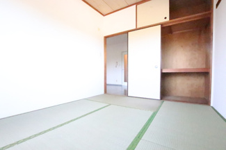 6帖和室　収納力がある押し入れと天袋があります◎