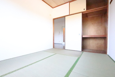 6帖和室　収納力がある押し入れと天袋があります◎