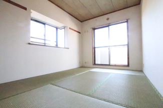 6帖和室　二面採光のとれたお部屋♪