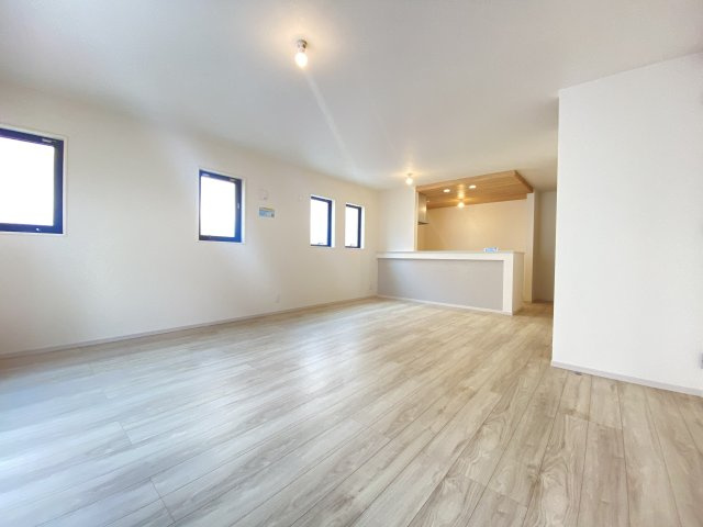 『八王子市新築戸建て』八王子市椚田町1212-15【仲介手数料無料】　４期の居間・リビング|～仲介手数料無料☆八王子ひなた不動産～八王子市椚田町　新築戸建て