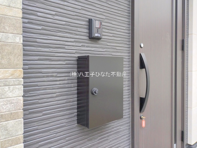 『八王子市新築戸建て』八王子市椚田町1212-15【仲介手数料無料】　４期の玄関|～仲介手数料無料☆八王子ひなた不動産～八王子市椚田町　新築戸建て