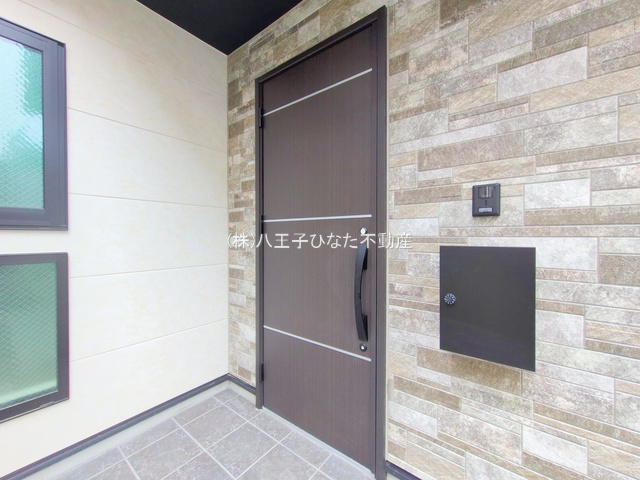 『八王子市新築戸建て』八王子市椚田町1212-15【仲介手数料無料】　４期の玄関|～仲介手数料無料☆八王子ひなた不動産～八王子市椚田町　新築戸建て