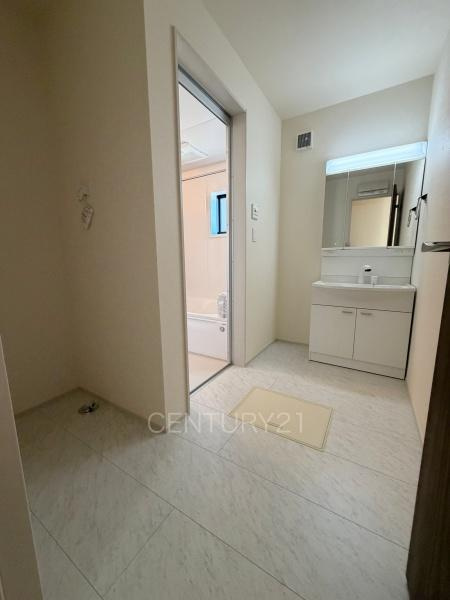 太田第14下田島町 3号棟の独立洗面台|三面鏡付きの洗面台には鏡の裏に収納があり、すっきり片付けられます。
洗髪も可能な伸縮機能つきシャワーヘッドです。