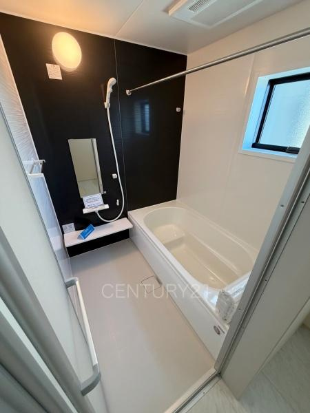 太田第14下田島町 3号棟の浴室|ゆったりと寛げる大型バスタブ。
足を伸ばしたまま入浴可能です。
浴室乾燥機付きで天候が悪い日でも洗濯をして衣類を乾燥させることができます。