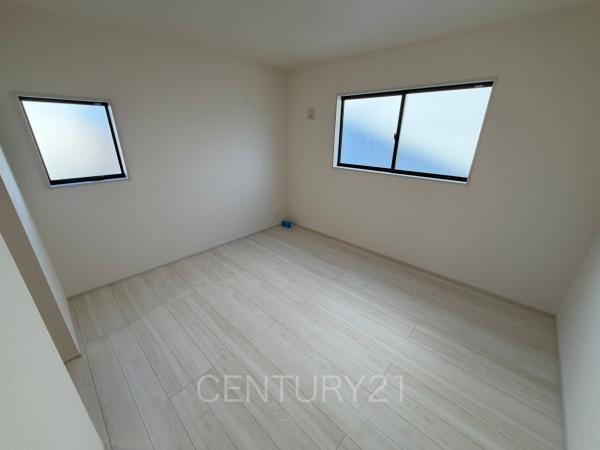 太田第14下田島町 3号棟の洋室|２面採光の明るい洋室です。