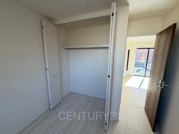 太田第14下田島町 3号棟の収納|ハンガーパイプ付きクローゼットです。